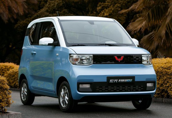 2020年7月に発売された中国製の宏光MINI EV。価格は約45万～60万円。航続距離は120km