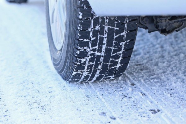 スタッドレスタイヤは、雪の路面と氷の路面ではグリップさせる仕組みが全然違う（kelly marken＠Adobe Stock）