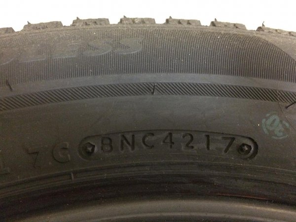 例えば写真中央の様に、タイヤには4桁の製造年月日が記されている。この例では4217だが、これは2017年の42週 (10月22〜28日) に製造された事を示している