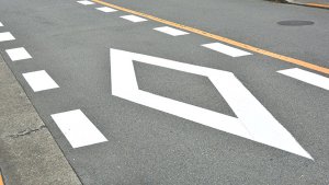 道路の「ひし形のマーク」覚えてますか？ 何m先に何がある？ 忘れがちな標識たち