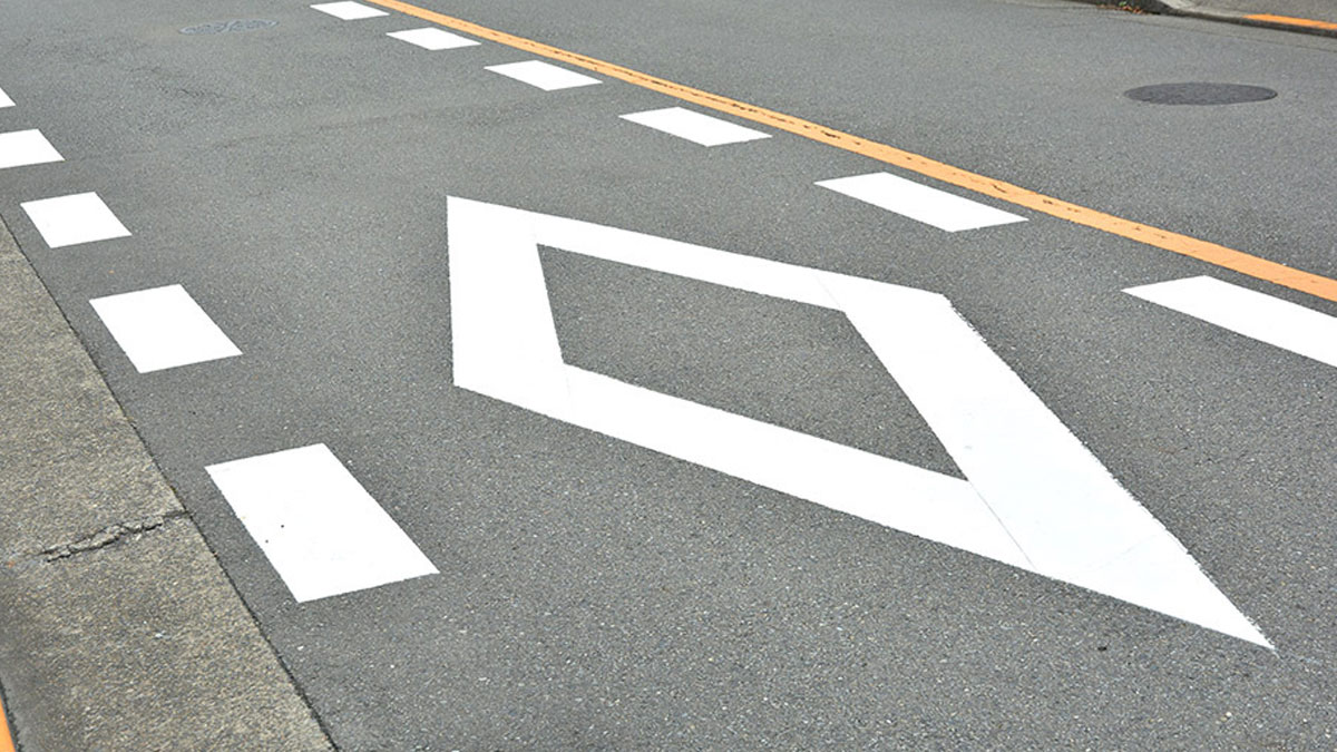 道路の ひし形のマーク 覚えてますか 何m先に何がある 忘れがちな標識たち 自動車情報誌 ベストカー