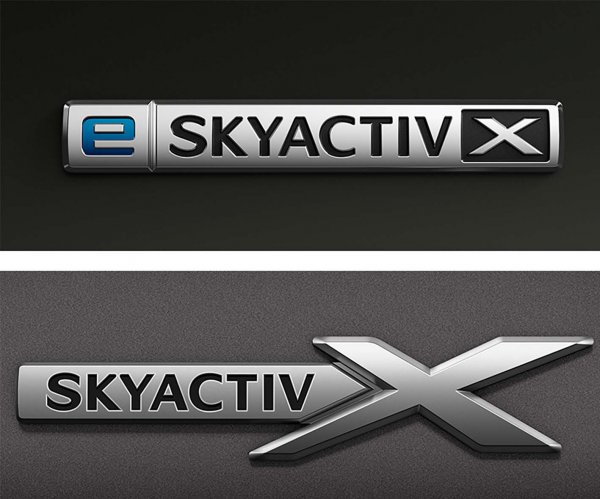 2020年11月の改良でe-スカイアクティブXと名称が変更された（写真上）。フェンダーには専用エンブレムが装着される（写真下）