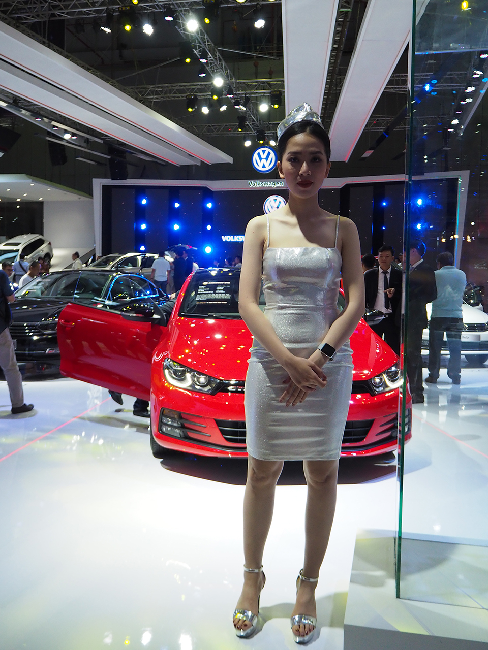 画像ギャラリー お待たせいたしました モーターショーに花咲くベトナムのコンパニオンたち 自動車情報誌 ベストカー
