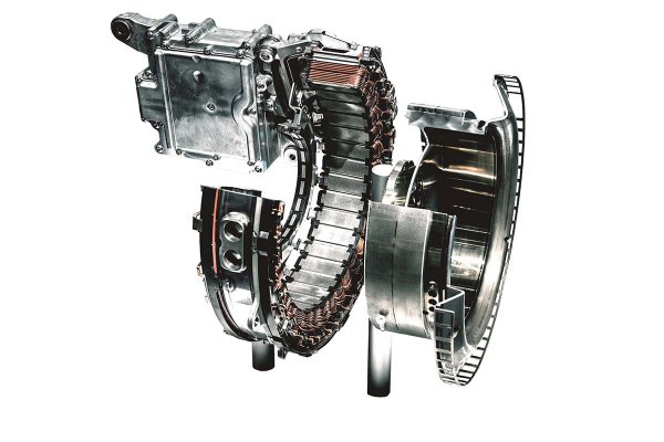 ISG（インテグレーテッド・スターター・ジェネレーター）はモーター／回生発電機として機能するフライホイール一体型の薄型モーター