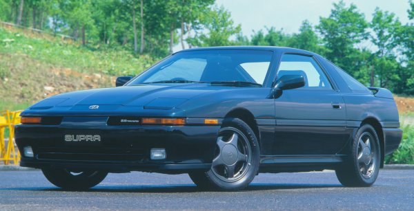 1990年8月のマイナーチェンジから登場した2.5ツインターボR。2.5L、直6の1JZ-GTE型エンジンを搭載。トヨタ車初となる最高出力280psを発揮する