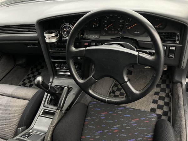 スープラ2.5GTツインターボRのインパネ。助手席と後席は純正レカロシート。状態良し。運転席のみ非純正装着のレカロセミバケットシートに交換