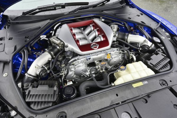 R35 GT-Rのエンジンは、ひとりの「匠」と呼ばれる熟練工により組み立てられる。その誇りと責任がエンジンに装着されたネームプレートに込められている