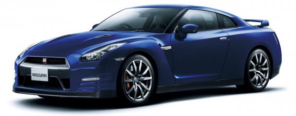 写真は日産GT-R 2011年モデル（MY11）。イヤーモデル制のためMY07からMY20までの9モデルが存在する（最初のモデルチェンジはMY11でMY16とMY19は欠番）