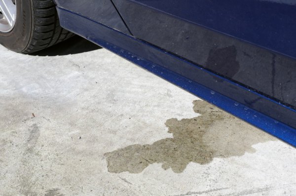 愛車の下の地面にシミが クルマから出てていてもいい液体と絶対によくない液体 自動車情報誌 ベストカー