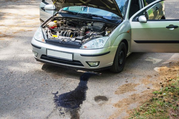 黒もしくは茶色の液体の場合ならば、エンジンオイルやミッションオイル、デフオイルの漏れが疑わしい　（PHOTO／Adobe Stock@v_sot）