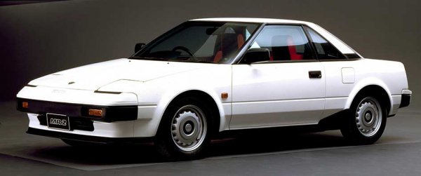 FFとなったカローラをベース？にエンジンを前後逆に搭載する事で日本初の市販ミッドシップ車となった初代『MR2』。手ごろなサイズと価格で若者が運転を覚える入門車として最適だった