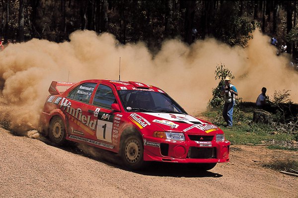 1998年1月に登場したランサーエボリューションV。エボ史上、初めて車幅1700ミリ越えた。WRCには98シーズン途中の第5戦カタルーニャより参戦し、残りの9戦中4勝を記録した