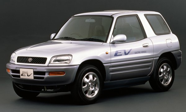1996年に販売されたRAV4 EV。90年代という早い段階でEVを生産販売しているのだ