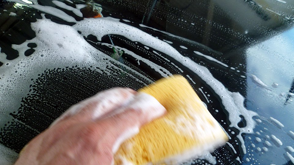 黄砂の季節襲来 花粉と間違えると大問題 放置もダメだけどいきなり洗車にも注意 自動車情報誌 ベストカー