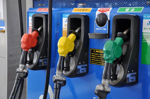 セルフスタンドの給油ノズルは燃料の種類ごとに色分けされている（Adobe Stock＠mikitea）