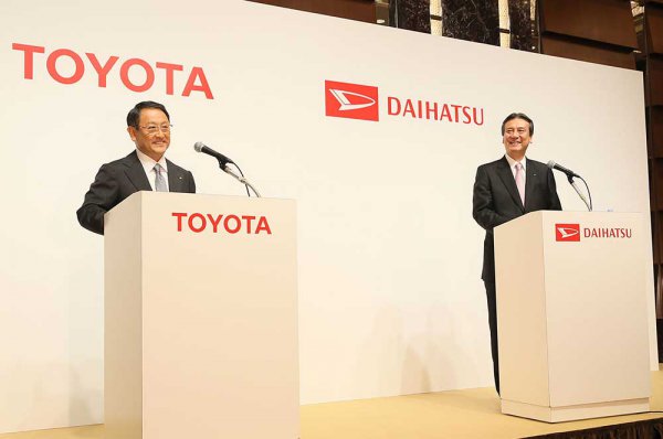 トヨタ社長の豊田章男氏（写真左）とダイハツ元社長の三井正則氏（写真右）。ダイハツは2016年、トヨタの完全子会社になった
