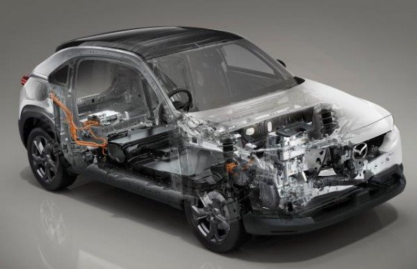 新世代車両構造技術「SKYACTIV-VEHICLE ARCHITECTURE」を採用。バッテリー骨格を生かした構造になっている