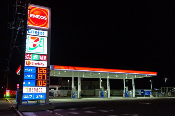 ガソリンスタンドとコンビニなどを組み合わせた複合業態となる店舗も多い（Sergio-Yoneda-stock.adobe.com）