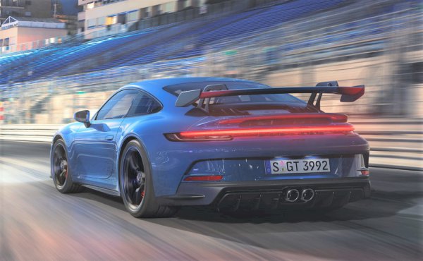 新型911 GT3の象徴となるスワンネック型リアウイング。ウイングの角度をサーキット用にセッティングすると、200km/hにおけるダウンフォースは通常の1.5倍にもなる