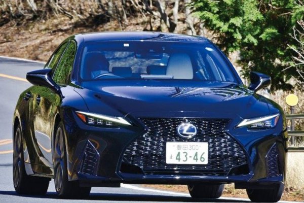 IS350Fスポーツ。今回のマイナーチェンジでFRスポーツセダンとしての上質でありながら高い車両コントロール性能を磨き上げた