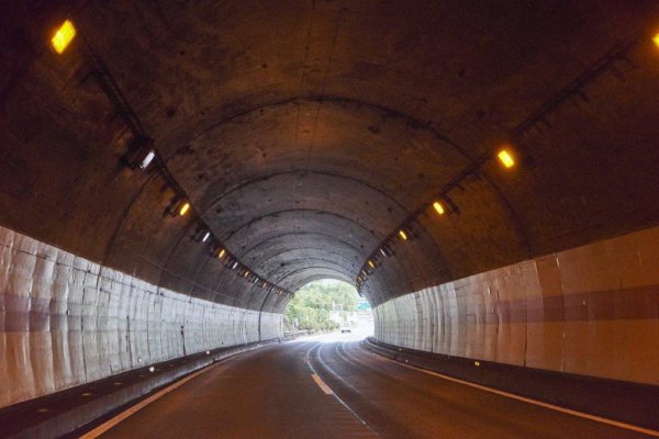 トンネルでは天井の崩落などが考えられる。徐行しながらトンネル内から脱出することが大前提だ。それが不可能な長いトンネルでは避難路を通って脱出する必要がある(ura ho＠Adobe Stock)