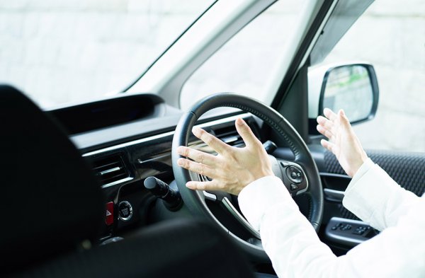 現在日本において「自動運転」と言われている技術のほとんどが「運転支援装置」。操作の責任はドライバーにあり、一部ハンドルから手を放すことも可能だが、「いつでも操作できる状態」にすることが必須（AdobeStock@GARDENS）