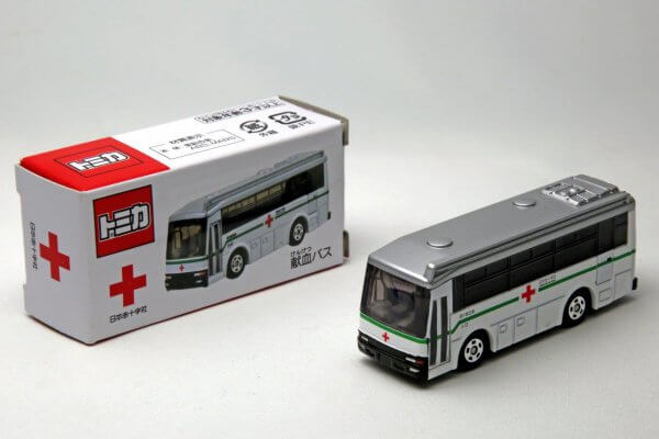 プレゼントキャンペーン開催時に献血を受けるとゲットできる非売品トミカ「献血バス」