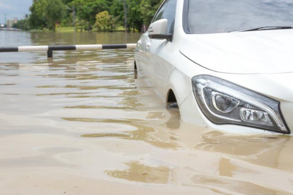 最近の大雨被害では各メーカーから、「ハイブリッド車やEV車は感電などの恐れがある」として注意喚起が出された（Teerapong Yovaga＠Adobe Stock）
