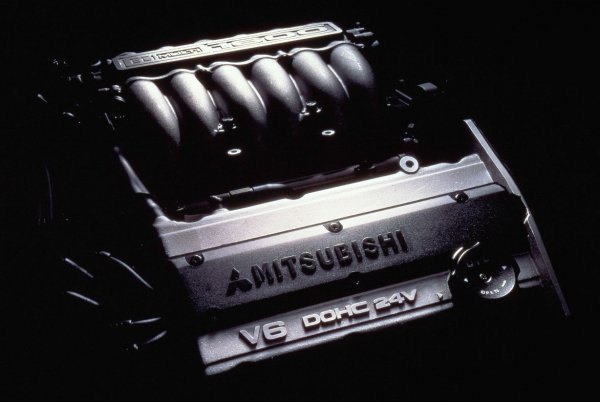 三菱は4代目ミラージュと4代目ランサーに1.6LのV6エンジンを搭載。最高出力は140㎰／15.0kgm。燃費やコストパフォーマンスを度外視した小排気量V6エンジンだ