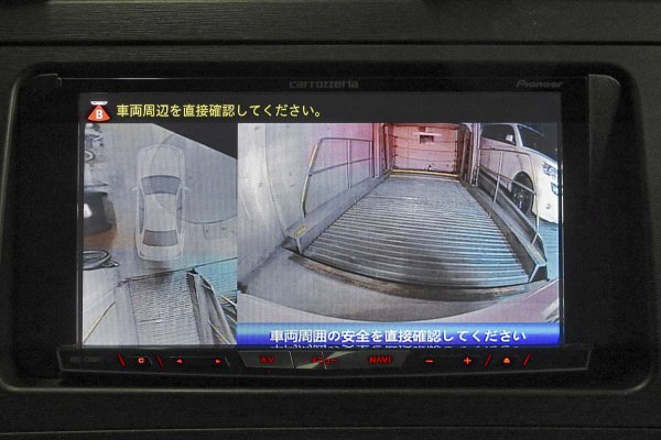 記録された映像を元に真上から見下ろした映像と、現在の後方の映像がモニターに映し出される。これにより、駐車時の負担が軽減される