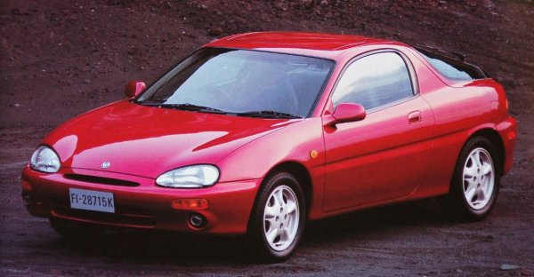 1991年6月にデビューしたユーノスプレッソには世界初の世界最小1.8L、V6エンジンが搭載された。K8-ZE型エンジンは140㎰／16.0kgmを発生