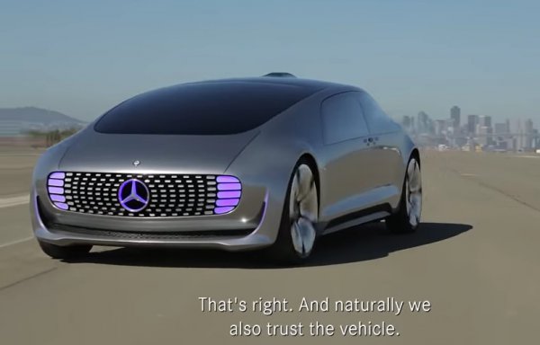 メルセデスベンツが2015年に米国の国際家電見本市（CES)で世で初めて披露した字度運転車両「F 015 Luxury in Motion」。2030年のモビリティ社会を想定して開発された