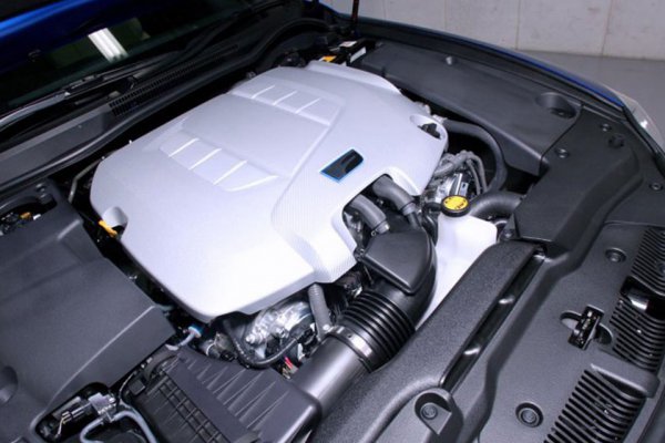 IS Fの2UR-GSE型V8DOHCエンジンは4968ccの排気量から、最高出力423ps／51.5kgmを発生