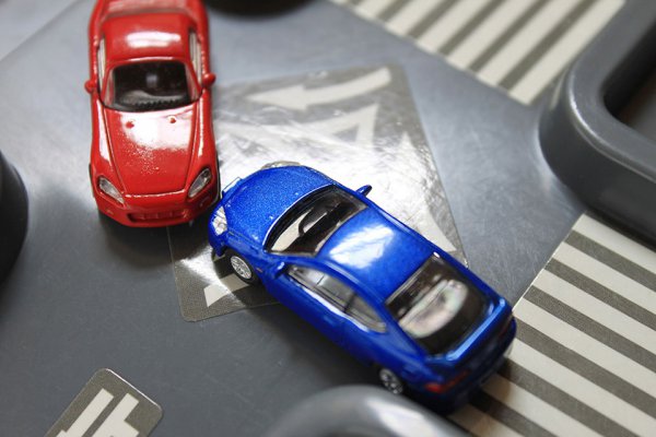 右折車に道を譲る時などにパッシングするが、右折車に道を譲るという行為自体に危険がある場合もある（shashamaru-Stock.Adobe.com）