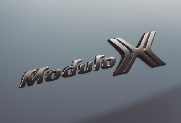 Modulo X Version Zは専用ボディカラーに加えてブラックのクローム調エンブレムも装備される