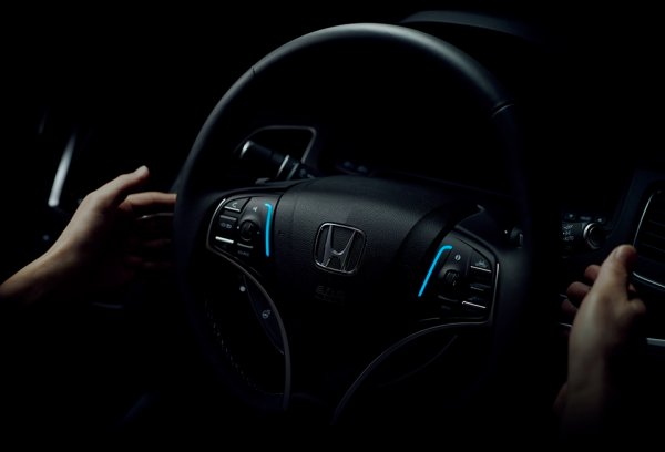 Honda SENSING Elite作動中には、ステアリング中心部のブルーのライトが点灯する。こういうユーザーに対する「わかりやすさ」も先進技術には重要