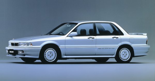 1987年10月に発表された6代目ギャラン。VR-4は最高出力205psの2L、直4インタークーラーターボを搭載。4輪ABS、フルタイム4WD、4WS、4輪独立懸架サスペンションとハイテク装備が目白押し