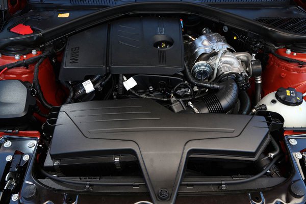 F20型 BMW 118iの直列3気筒1.5Lガソリンターボエンジン。最高出力136ps/4400rpm、最大トルク22.4kgm/1250-4300rpmを発生する