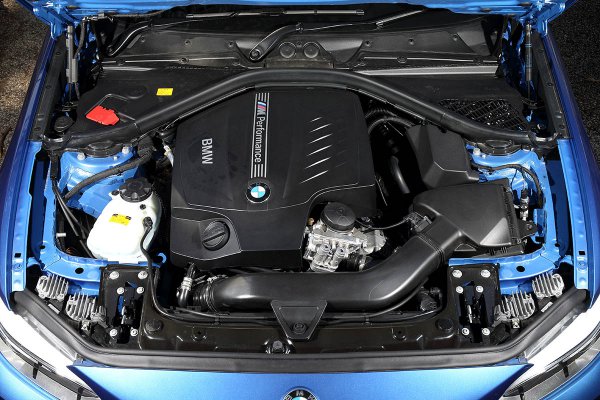 F22型 BMW M235iの直列6気筒3.0Lガソリンターボエンジン。最高出力326ps/5800rpm、最大トルク45.9kgm/1300-4500rpmを発生する