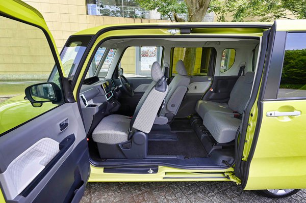 現行タントのミラクルオープンドア。ベビーカーごと車内に入り、子供をチャイルドシートに座らせることができる。さらにそのまま車外へ出ずに運転席へ移動することも可能だ