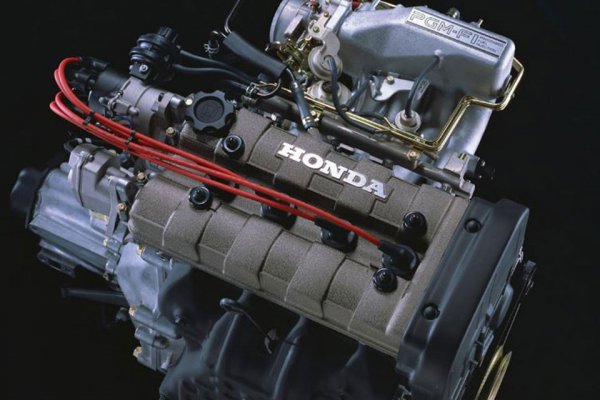 当時F1レースで培かったホンダ独自のエンジン技術を基に開発し た小型高性能DOHC・16バルブ（1590cc）のZC型エンジン