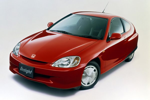 1999年登場のホンダ 初代インサイト。軽さと燃費はプリウスに優っていたが売れ行きは伸び悩んだ