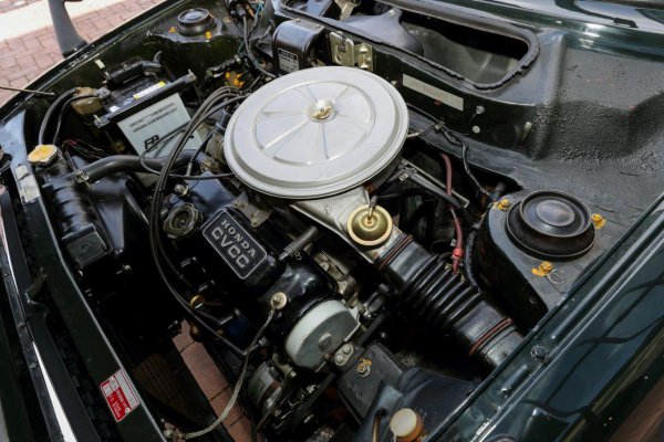 1973年12月に追加されたCVCCエンジンは1.5Lの排気量から73ps／10.2kgと63ps／10.2kgmの出力が用意された