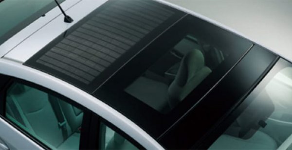 ルーフにソーラーパネルを装着する装備は、先代（3代目）プリウスで車内温度上昇を抑制する換気システムの電源として採用されていたが……何か地味である