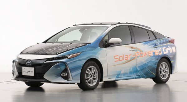 NEDOのプロジェクトとしてトヨタとシャープが実証実験中の車両。開発中の発電能力の高いソーラーパネルを、太陽光の当たるボンネットからリアガラスまでぎっしり並べて面積を稼いでいる