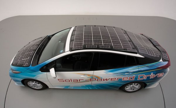 車両の上面部全体にソーラーパネルを装着することで、実用に耐えうる発電量は確保できることはわかった。しかし実用化に向けてはまだ越えねばならない課題が山積しているのが現状だ