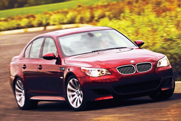 BMW M5／全長4870×全幅1845×全高1470mm、エンジン：V10、4999cc、最高出力：500ps/7750rpm、最大トルク：53.0kgm/6100rpm、価格：1370万円