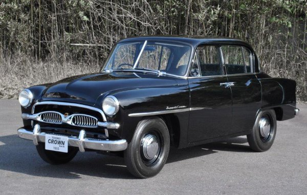 1955年に登場した『トヨペット・クラウン』は、当時の年間平均所得の約12.5倍という価格で登場した。高額なため、この時代は公用車としての引き合いが多かった
