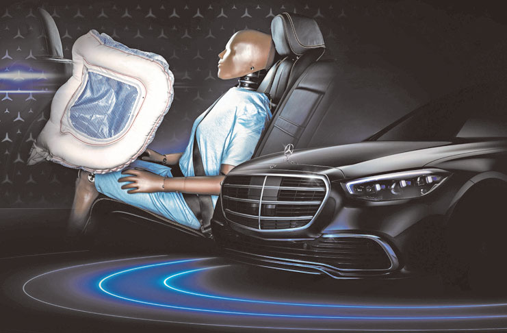 世界初の「後席エアバッグ」を用意。チャイルドシートを使っていたり、小さな子供から大柄な大人まで、さまざまな体形の乗員が座る後席のエアバッグは、形状や展開の仕方、衝撃吸収の方法など独自の技術が詰め込まれているという