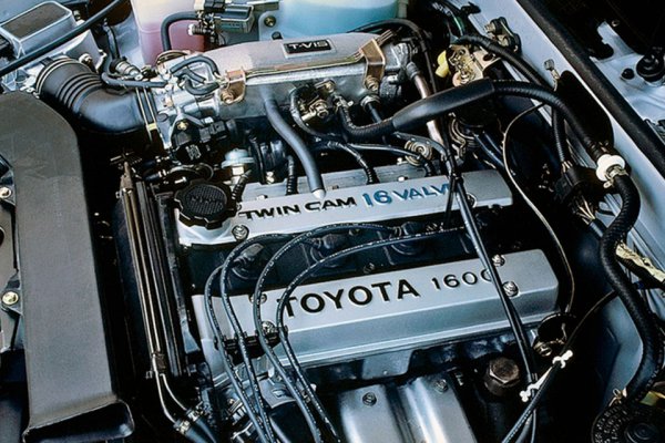 4A-GE型エンジン（1983年）。排気量は1587cc。1気筒4バルブで、T-VIS（トヨタ バリアブル インダクション システム）やEFI-Dなどを組み合わせている